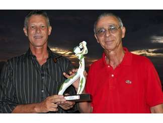 A son tour, José SÉRY a remis un trophée en signe d’encouragement au Président MERLO.